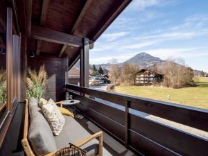 balcón con sofá y vistas a la montaña en Ferienwohnung BT Sieben en Oberaudorf