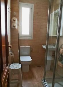 een kleine badkamer met een toilet en een wastafel bij Piso Amplio y Céntrico en Mugardos in Mugardos