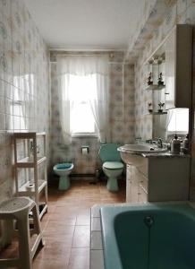 een badkamer met een bad, een toilet en een wastafel bij Piso Amplio y Céntrico en Mugardos in Mugardos