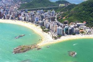 z góry widok na miasto i plażę w obiekcie PRAIA DA COSTA - 02 QUARTOS - SOL E MAR w mieście Vila Velha