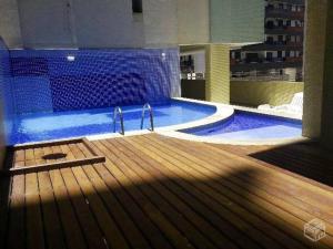 einen Pool mit in der Unterkunft PRAIA DA COSTA - 02 QUARTOS - SOL E MAR in Vila Velha