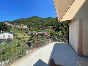 een balkon met uitzicht op een berg bij Il Fiume by Holiday World in Castagnelo
