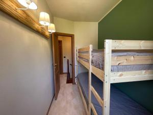 - 2 lits superposés dans un dortoir aux murs verts dans l'établissement Il Fiume by Holiday World, à Castagnelo