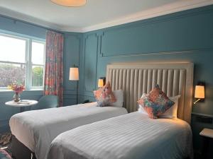 Rúm í herbergi á Waterloo Town House & Suites