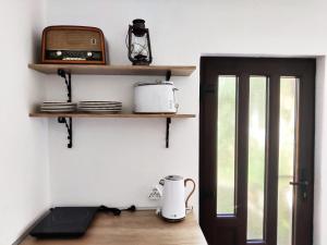 una camera con forno a microonde e radio appesa a una parete di Casa La Lina a Sighişoara