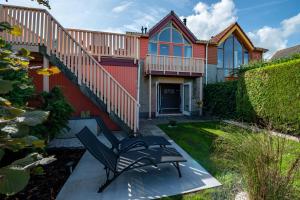 una casa con una escalera y un banco en el patio en Grimaud 149 - Kustpark Village Scaldia, en Hoofdplaat