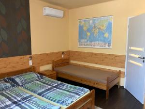 Postel nebo postele na pokoji v ubytování Adél Apartman