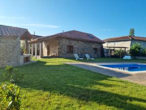 Villa con piscina y patio en Casa Grilo en Monforte de Lemos