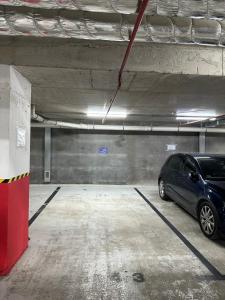 un garage con un'auto parcheggiata in esso di Apartmani IMPERIAL a Novi Pazar