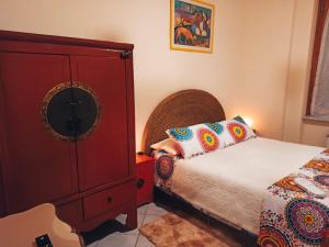 Dormitorio pequeño con cama y vestidor en La Casa del Mondo, en Turín