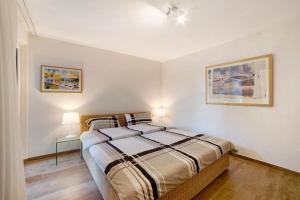 a bedroom with a large bed in a room at Apartement Panoramaresidence in Avelengo