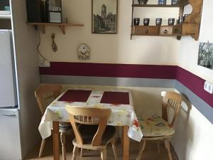 kuchnia ze stołem, krzesłami i lodówką w obiekcie Ferienwohnung Roth w mieście Memmingen