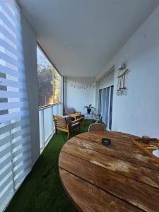 einen großen Holztisch in einem Zimmer mit einem großen Fenster in der Unterkunft Cosy T2 entre terre et mer in Montpellier