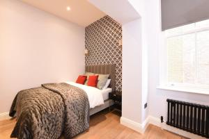 a bedroom with a bed and a window at Sleep8 Buckingham Palace Bigben with AC VB4 in London