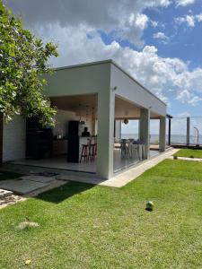 a house with a kitchen and a yard with grass at Solar Calixto in Belém