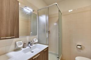 een badkamer met een wastafel, een toilet en een douche bij Lydie apt. exclusive holigarda in Desenzano del Garda