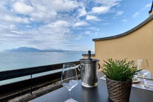 een tafel met een wijnglas en een emmer bij Lydie apt. exclusive holigarda in Desenzano del Garda