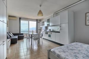 een keuken en woonkamer met een bank en een tafel bij Lydie apt. exclusive holigarda in Desenzano del Garda