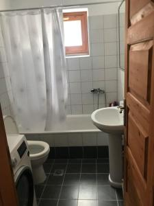 a bathroom with a tub and a toilet and a sink at Villa Pantazi in Riglia