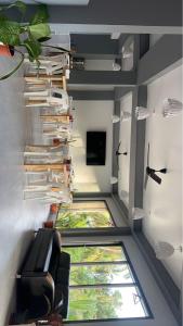 Habitación con ventana, sofá y libros en Rihiveli Residence Thoddoo en Thoddoo