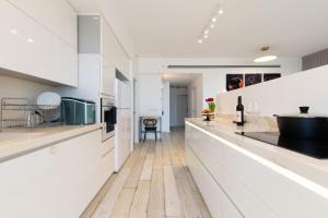 A cozinha ou cozinha compacta de O&O Group - 3 BR SeaFront APT Prestigious Tower
