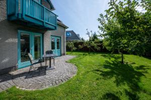 a patio with a table in a yard at Fréjus 116 - Kustpark Village Scaldia in Hoofdplaat