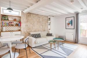 - un salon avec un canapé, une table et des chaises dans l'établissement Le Matilda - Appt Hypercentre 2 pers, à Caen