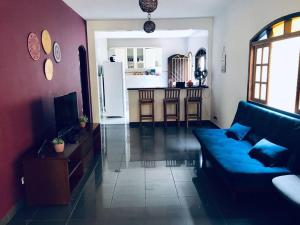 Μια τηλεόραση ή/και κέντρο ψυχαγωγίας στο Casa com horários de entrada e saída diferenciados