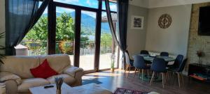 a living room with a couch and a table with chairs at Casa Yla in Piatra Neamţ