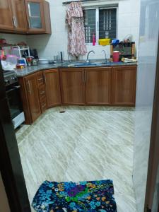 una cucina con armadi in legno e un pavimento di Flowers apartment ad Amman