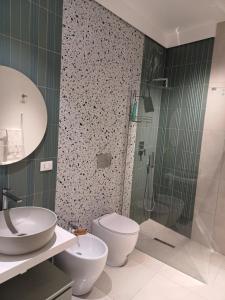 クストナーチにあるAppartamento Nonna Linaのバスルーム(トイレ、洗面台、シャワー付)