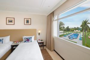 Postel nebo postele na pokoji v ubytování Tajview, Agra-IHCL SeleQtions