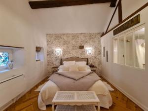 - une chambre avec un grand lit et une table dans l'établissement Gîte L'Eau Vive, à Meung-sur-Loire