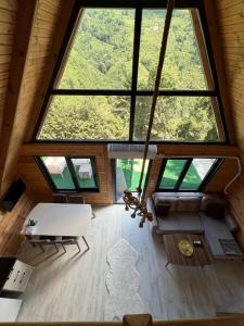een woonkamer met een groot raam bij Hidden Garden Bungalow in Trabzon