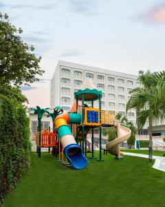 un parque infantil frente a un gran edificio en Tajview Agra-IHCL SeleQtions, en Agra