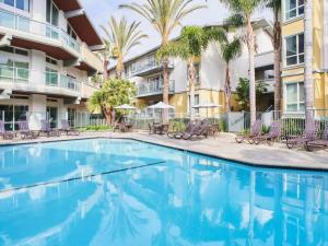 una piscina frente a un edificio con palmeras en Sunset Haven 3-Bedrooms 2-Baths, en Los Ángeles