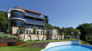 Bazén v ubytování Villa via Lapis - Panoramablick über Dresden - Garten - Pool - Sauna - Luxus nebo v jeho okolí