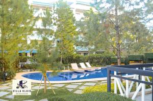 Bazén v ubytování Tagaytay Cozy Staycation in Villa Kluis Pine Suite nebo v jeho okolí