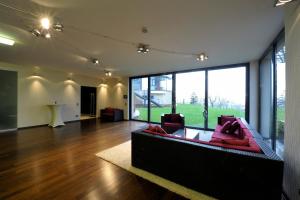 Posezení v ubytování Villa via Lapis - Panoramablick über Dresden - Garten - Pool - Sauna - Luxus