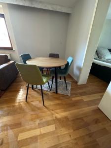 - une table et des chaises dans une chambre avec un lit dans l'établissement Gemütliches & zentrales Appartement, à Schwäbisch Hall