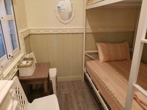 台北的住宿－TW Hostel I，一间小卧室,配有一张床和一张桌子