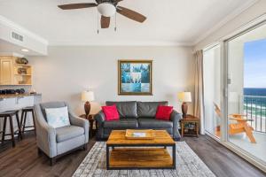 Гостиная зона в Boardwalk Beach Resort #806 by Book That Condo