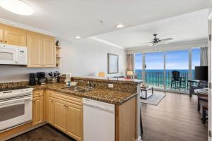 Кухня или мини-кухня в Boardwalk Beach Resort #806 by Book That Condo
