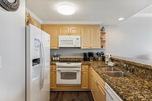 Кухня или мини-кухня в Boardwalk Beach Resort #806 by Book That Condo
