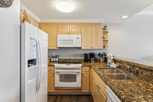 Кухня или мини-кухня в Boardwalk Beach Resort #806 by Book That Condo
