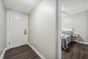 Кровать или кровати в номере Boardwalk Beach Resort #806 by Book That Condo