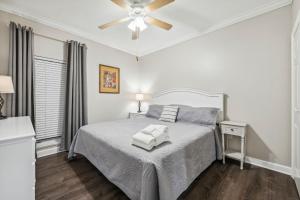Кровать или кровати в номере Boardwalk Beach Resort #806 by Book That Condo