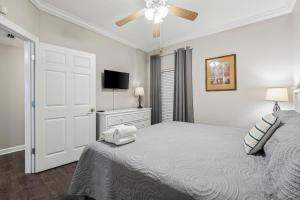 Кровать или кровати в номере Boardwalk Beach Resort #806 by Book That Condo