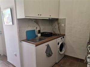 Η κουζίνα ή μικρή κουζίνα στο Blue central apt 10 min to the port/ wash machine