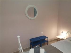 Ένα ή περισσότερα κρεβάτια σε δωμάτιο στο Blue central apt 10 min to the port/ wash machine